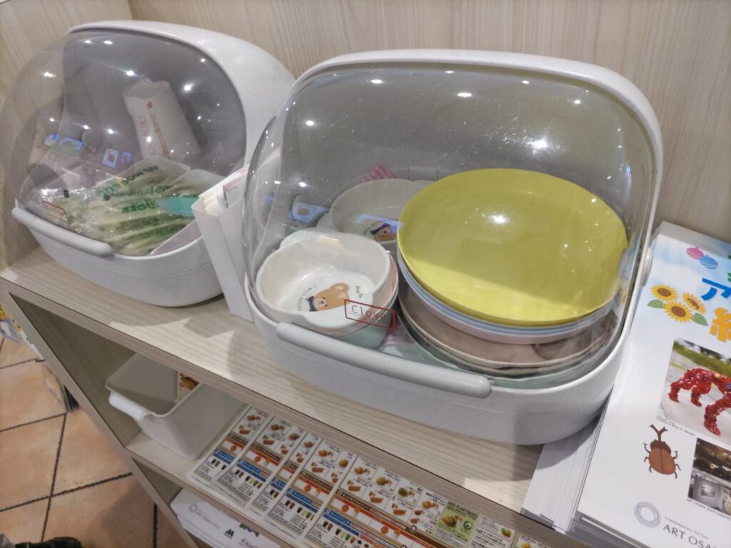 子ども用の食器が置いてある写真