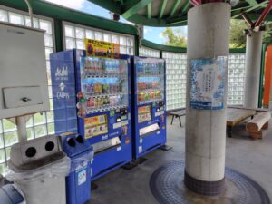 あくあぴあ芥川の入り口付近にある自動販売機の写真