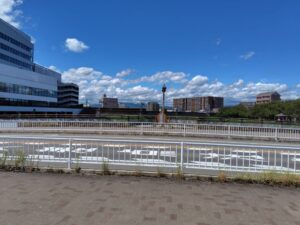 天津橋から見える京阪本線の写真