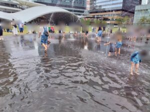 水遊びを楽しむ子どもたちの写真