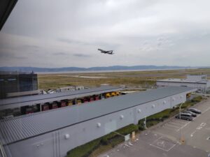 関空展望ホール スカイビューのショップから見える飛行機の離陸の写真