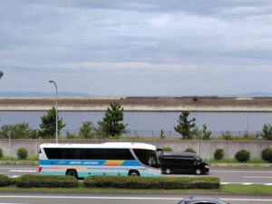 エアロプラザの2階から見える明石海峡大橋の写真