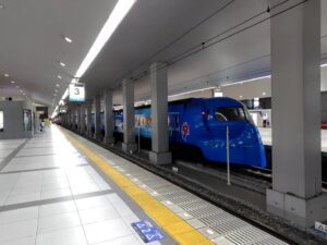 関西国際空港駅に停車しているラピートの写真