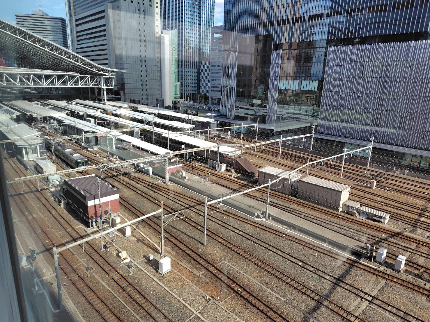 スカイガーデンからみた大阪駅と線路の写真