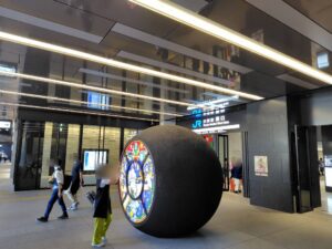 イノゲート大阪の1階にある大阪駅西口の写真