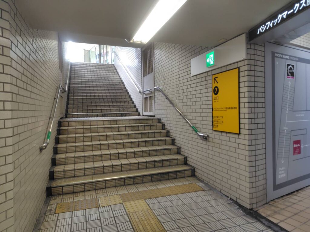 地下鉄肥後橋駅の7番出口の階段の写真