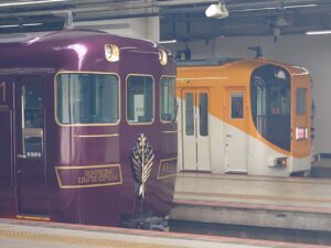 あをによしと特急電車の先頭車両が並んでいる写真