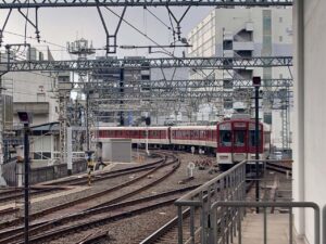 京都駅を出発した急行の写真