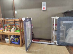 2階の階段前には、ベビーゲートが付けられている写真