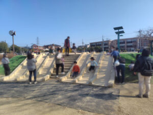 車塚公園にある滑り台の写真