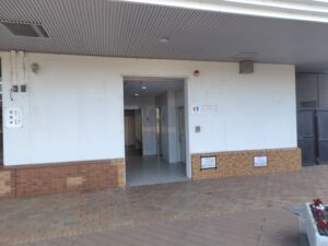 噴水の隣にあるトイレの写真