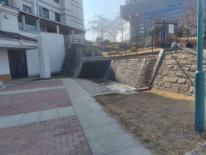 車塚公園にある水が壁を流れる場所の写真