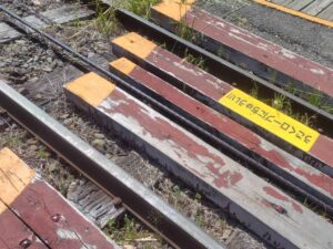 ケーブルカーの踏切にあるロープの写真