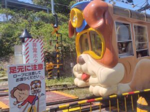 ブル号が踏切を渡っている写真