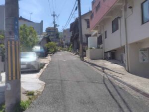 ケーブルカーの踏切につながっている路地の写真