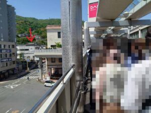 生駒駅の駅前から生駒ケーブルの鳥居前駅まで人が並んでいる写真