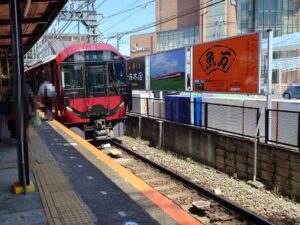 生駒駅に停車している近鉄新型車両A8系の写真