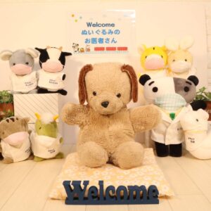 わんちゃんがスタッフと一緒に写真に写っている写真