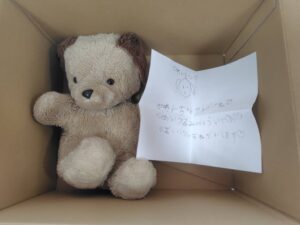 わんちゃんと手紙が一緒に箱に入っている写真