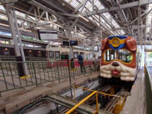 宝山寺駅でブル号とすずらん号が停車している写真