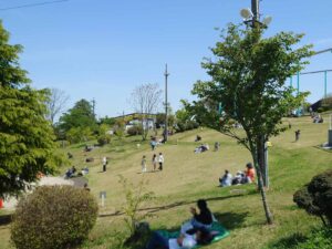 生駒山上遊園地の広場の写真