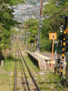 生駒ケーブルにある踏切と駅の写真