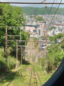 ケーブルカーから鳥居前駅周辺を見た写真