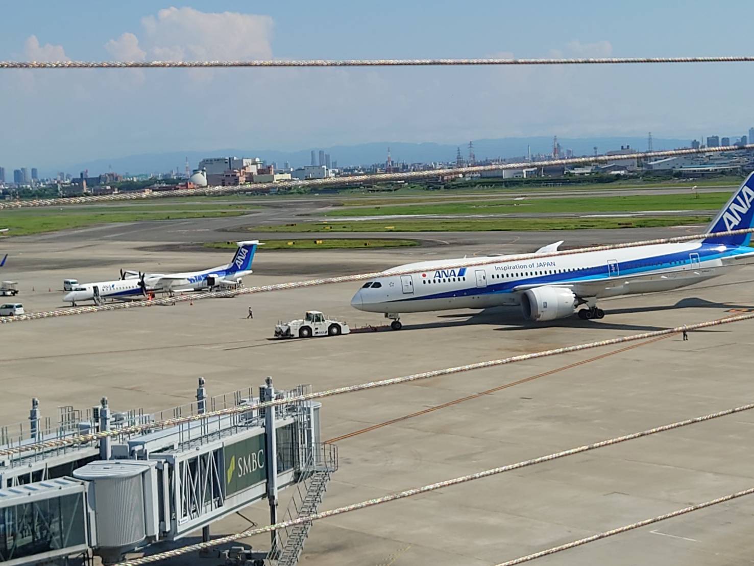 トーイングトラクターと飛行機の写真
