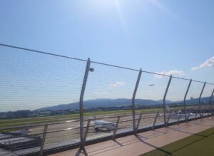 飛行機が飛んでいる写真
