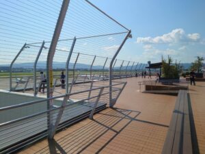 滑走路を前にして左側のANA側の展望台の様子の写真
