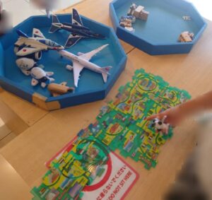 飛行機のおもちゃが置かれている写真