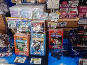 お土産コーナーにコナンのグッズが置かれている写真