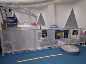 月の表面を歩いた感じを再現できる体験型展示の写真
