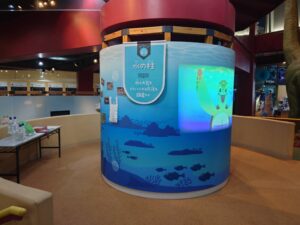 海中にあるプラスチックなどのゴミの展示の写真