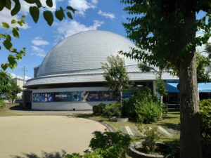 佐久市子ども未来館のプラネタリウムの外観の写真