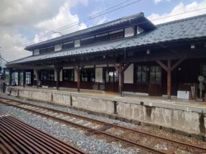 勝山駅の駅の様子の写真