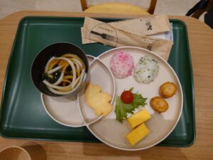 キッズメニューのおにぎりとおうどんメニューの写真