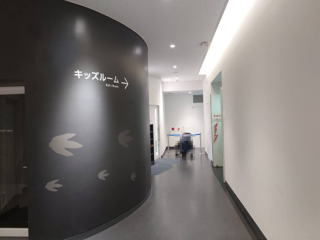 奥にキッズルームがある写真