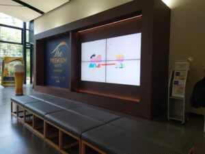 サントリーの見学ロビーにあるフォトスポットと映像の写真