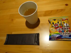 子ども用のお茶とお菓子の写真