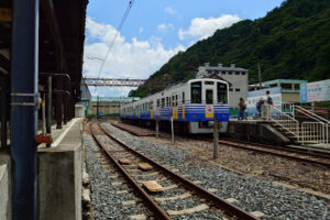 勝山駅に停車しているえちぜん鉄道の写真