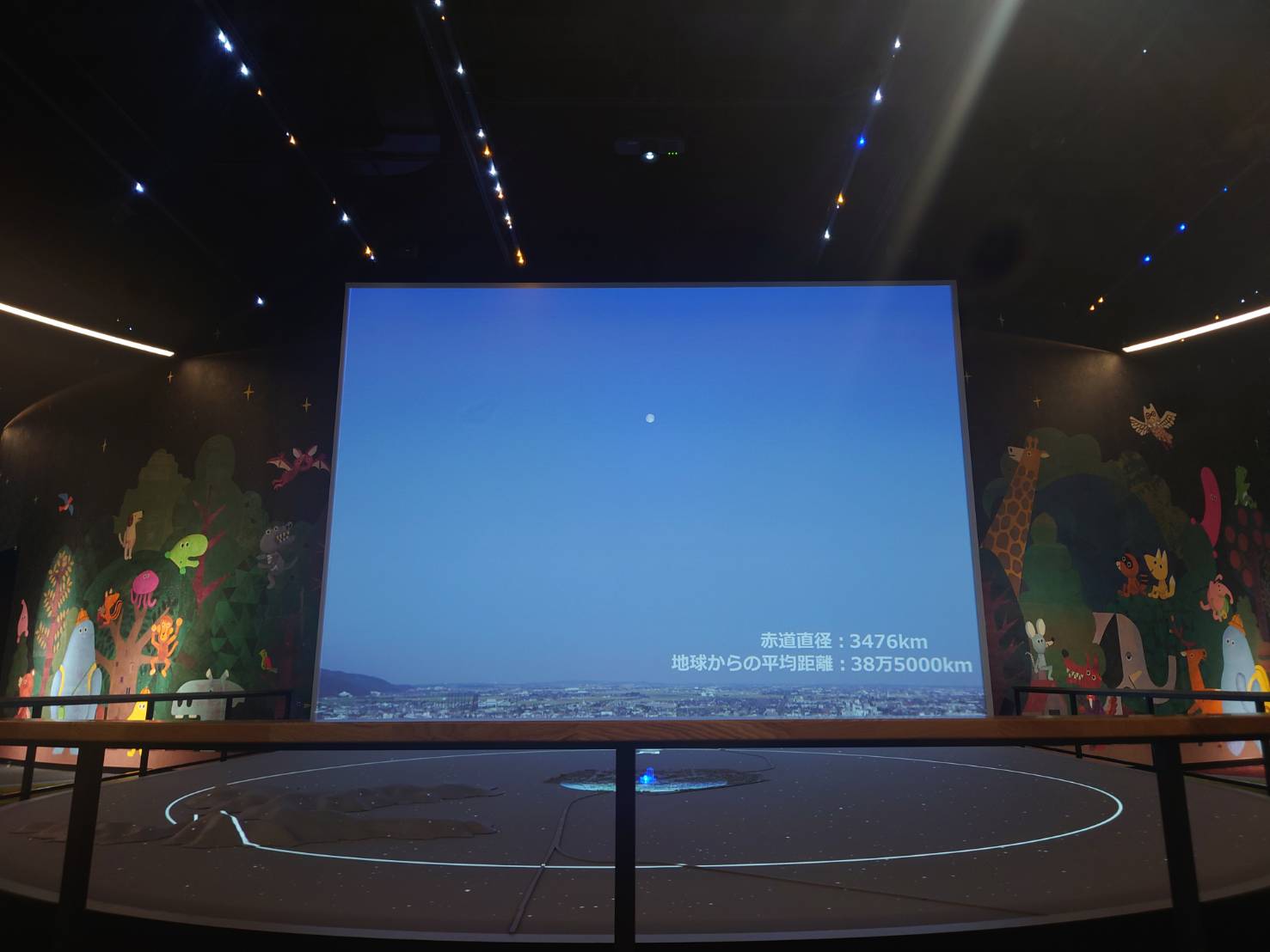 大きな画面があるブースの写真