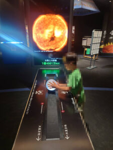 太陽と地球の模型が置いてある写真