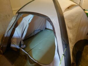 部屋にあるテントの写真