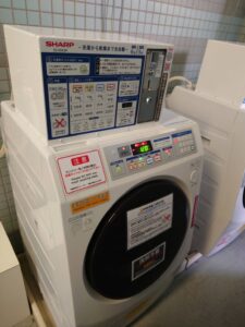 コインランドリーの洗濯機の写真