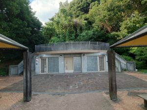 一番長いローラースライダーあたりにあるトイレと展望台の写真