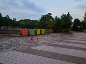 夜になると池の前に花火ができる準備がされている写真