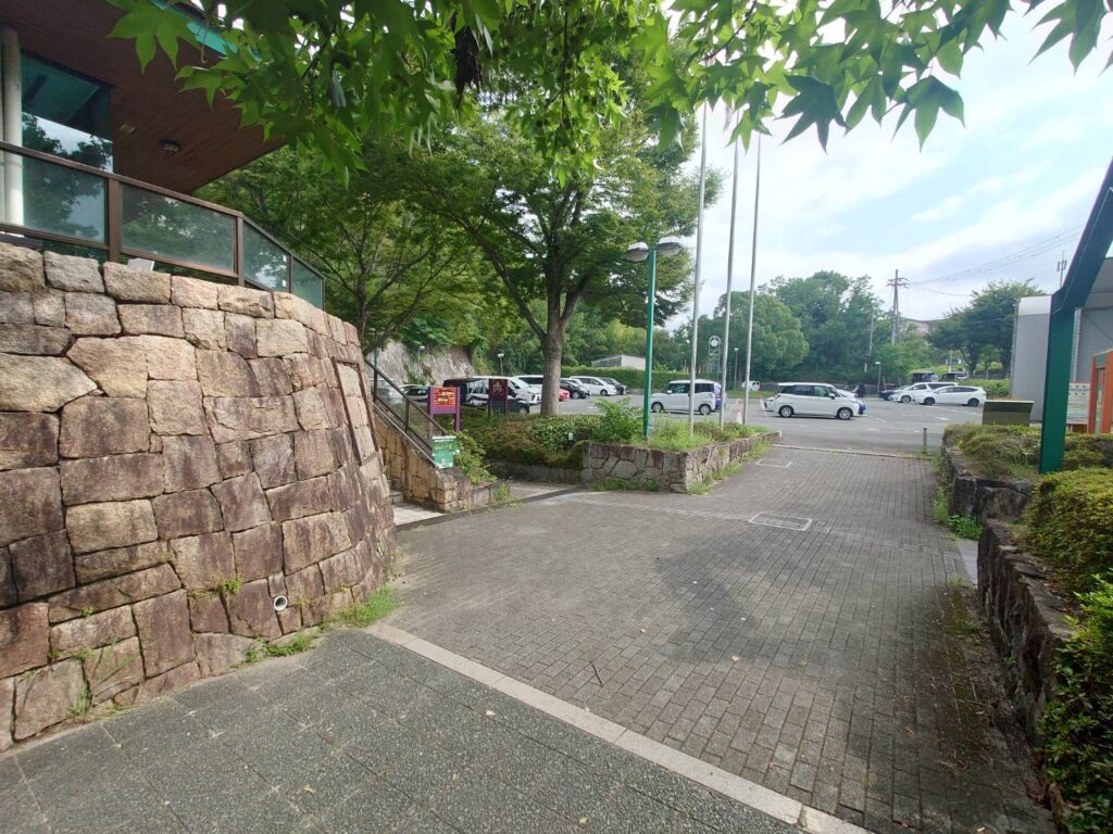 アイリスイン城陽の建物の前に駐車場がある写真