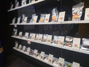 宇宙食がたくさん棚に並んでいる写真