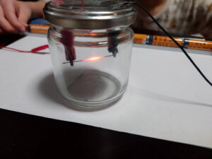 シャーペンの芯が燃えている写真